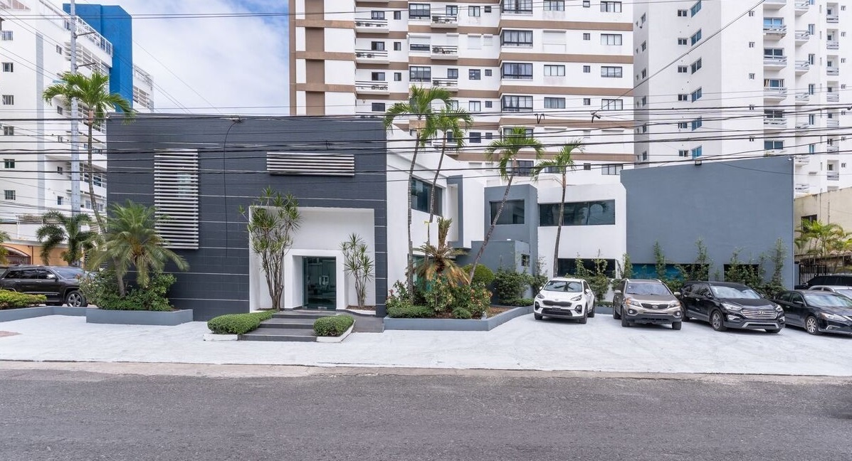 oficinas y locales comerciales - Local Corporativo en el Vergel con 30 parqueos 