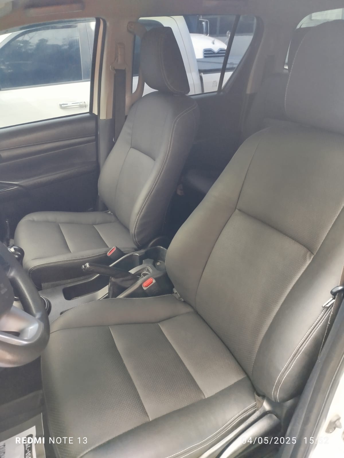 jeepetas y camionetas - Hilux Toyota , Es mecánica , costo 34 k dólares . 6