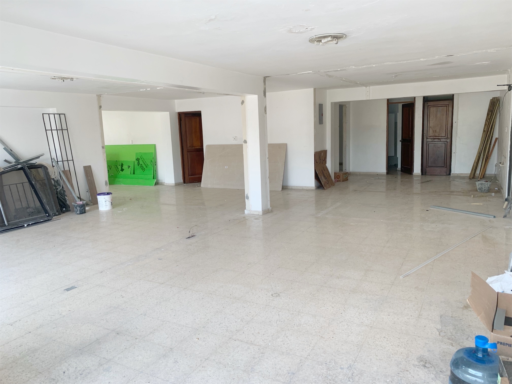 oficinas y locales comerciales - Local amplio y abierto en Naco 2