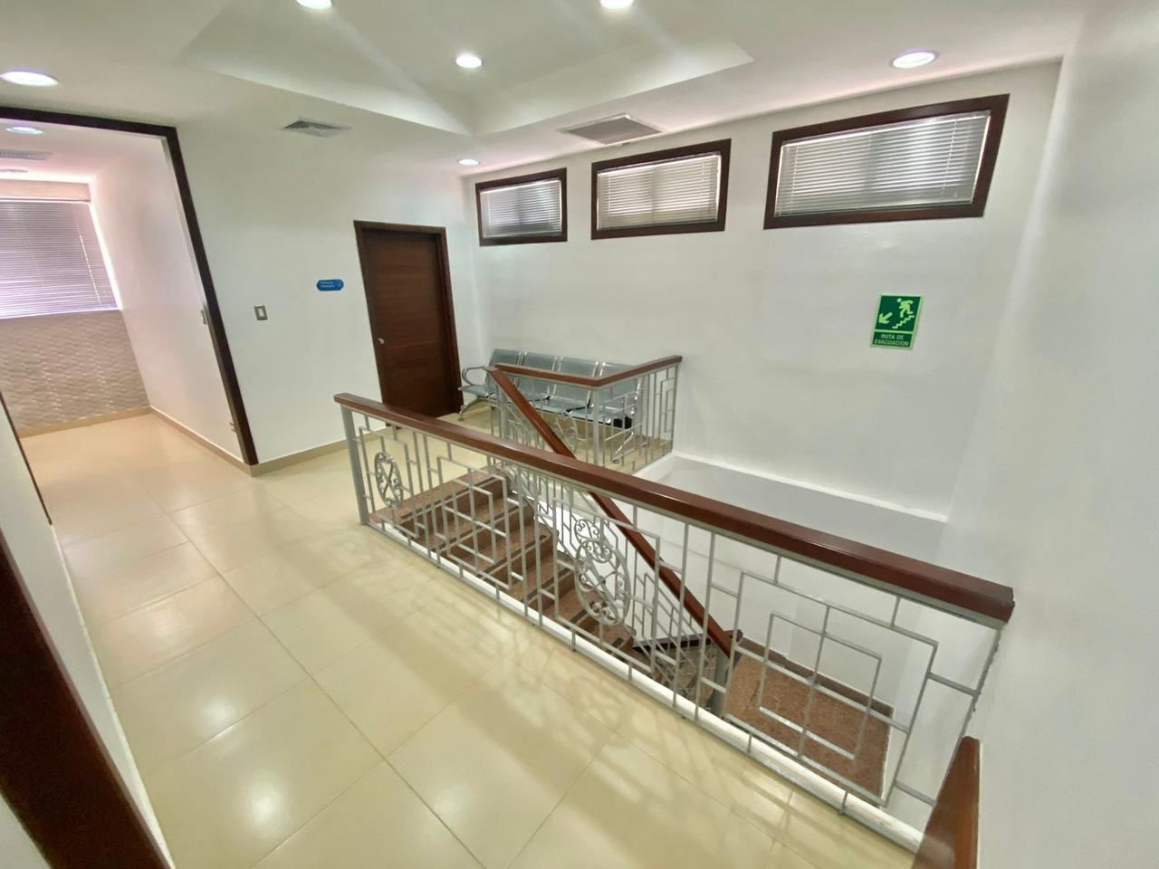 oficinas y locales comerciales - Vendo edificio Gazcue dos niveles 12 oficina 11 baños baños comunes sótano  3