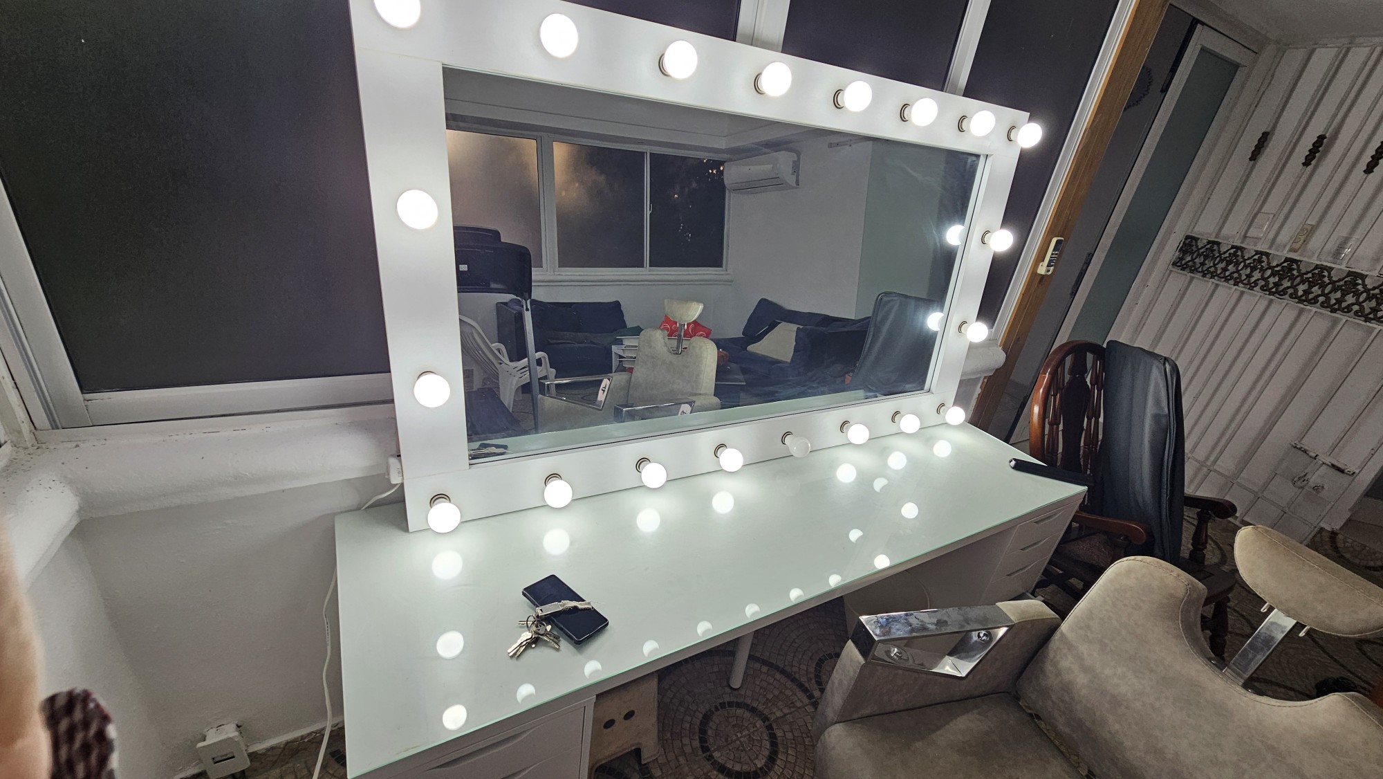 equipos profesionales - Estación de maquillaje con su espejo con luces y silla 1