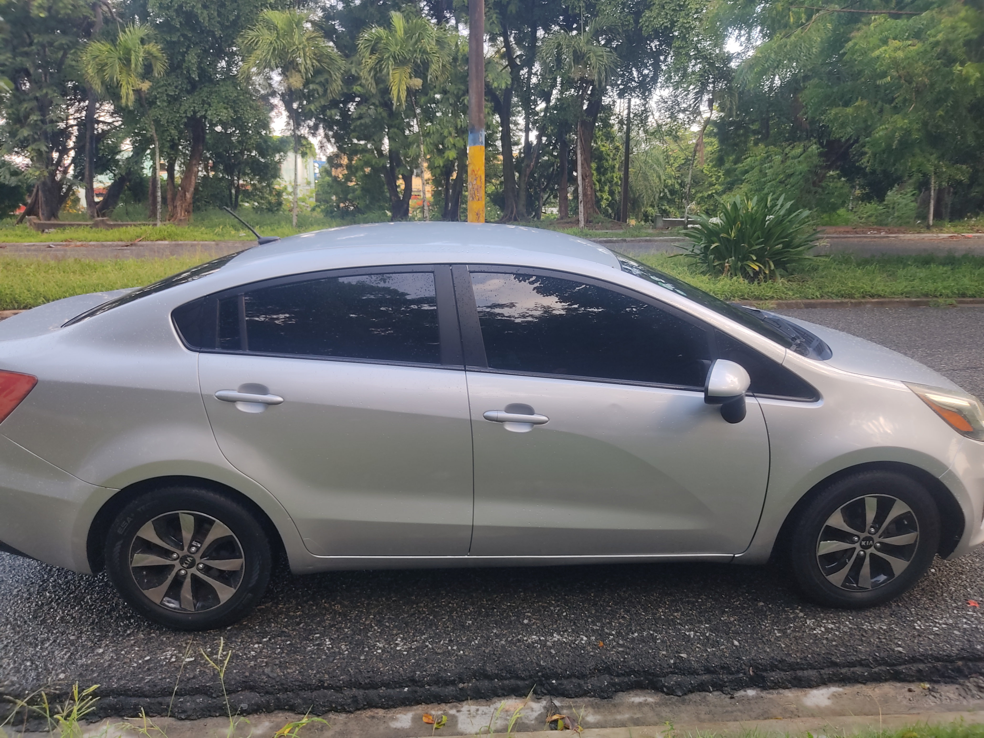 carros - vendo traspaso kia rio 2016 en  200 mil,,,  y paga 12,578 mensual  por 4 años 4