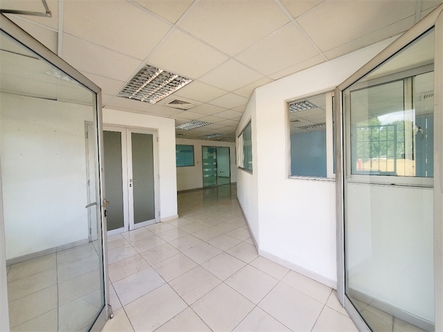 oficinas y locales comerciales - Local amplio y en zona céntrica y comercial 7