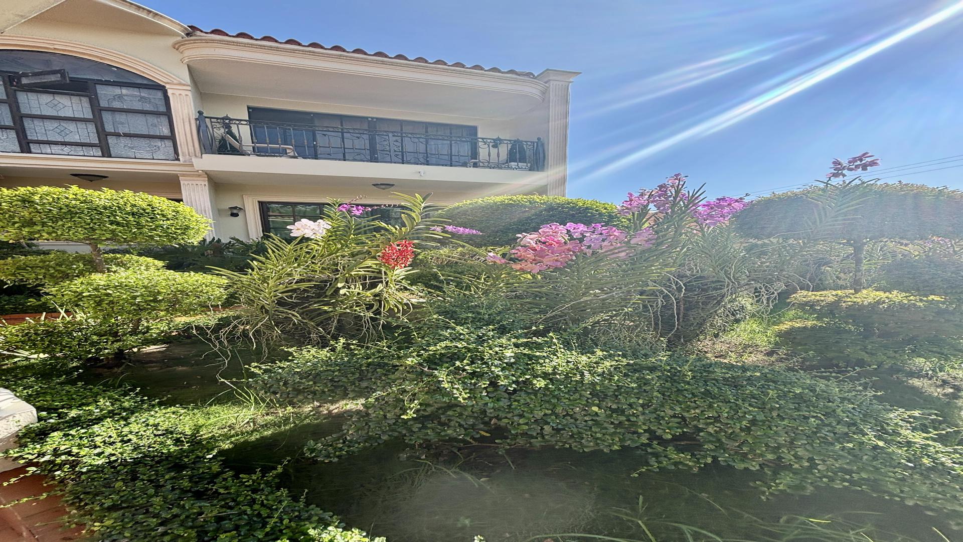 casas - Se vende hermosa residencia en el exclusivo sector de Los Pinos en Arroyo Hondo 6