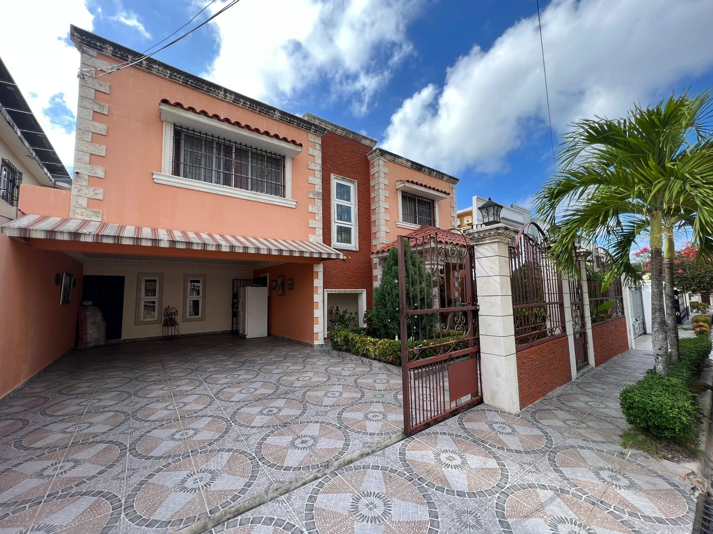 casas - Bonita Casa en venta 
Ubicada en el Res. Carmen María 
RD$ 12,900,000.00  3