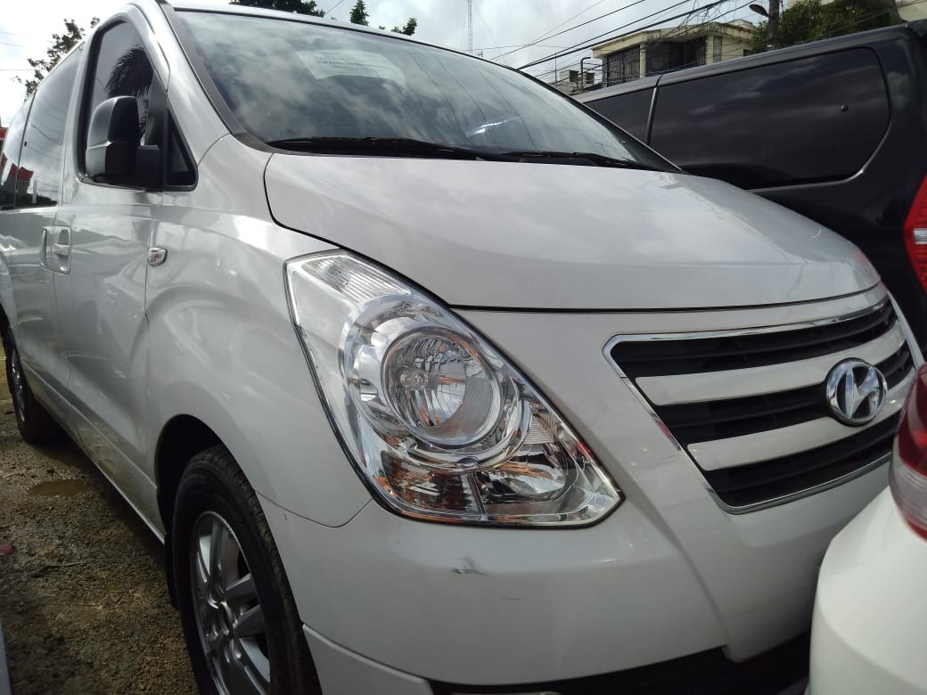 jeepetas y camionetas - HYUNDAI GRAND STAREX 2017 BLANCA 0