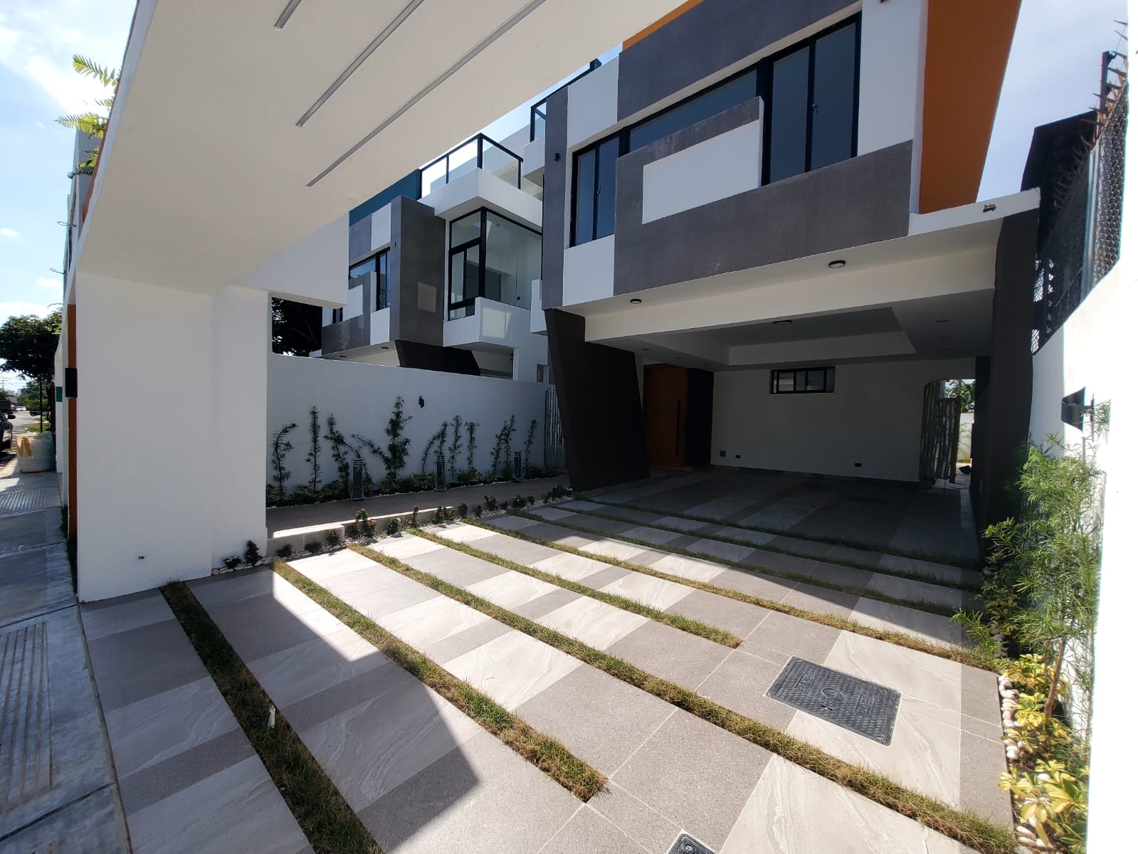 casas - Casa con marquesina para 4 vehículos  1