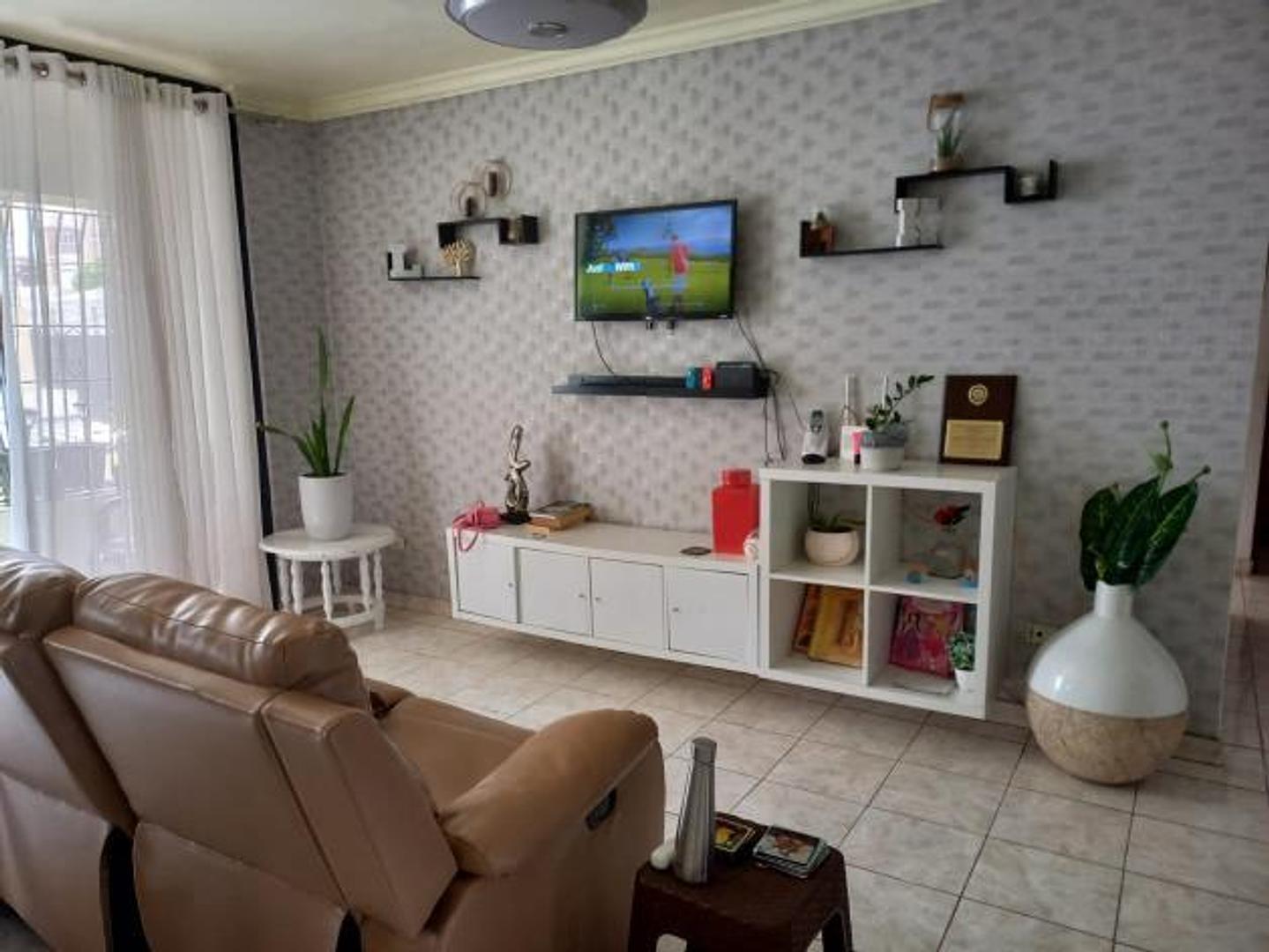 apartamentos - El Millón Amplio Apartamento 3 Habitaciones. 2do Nivel Bien ubicado 2