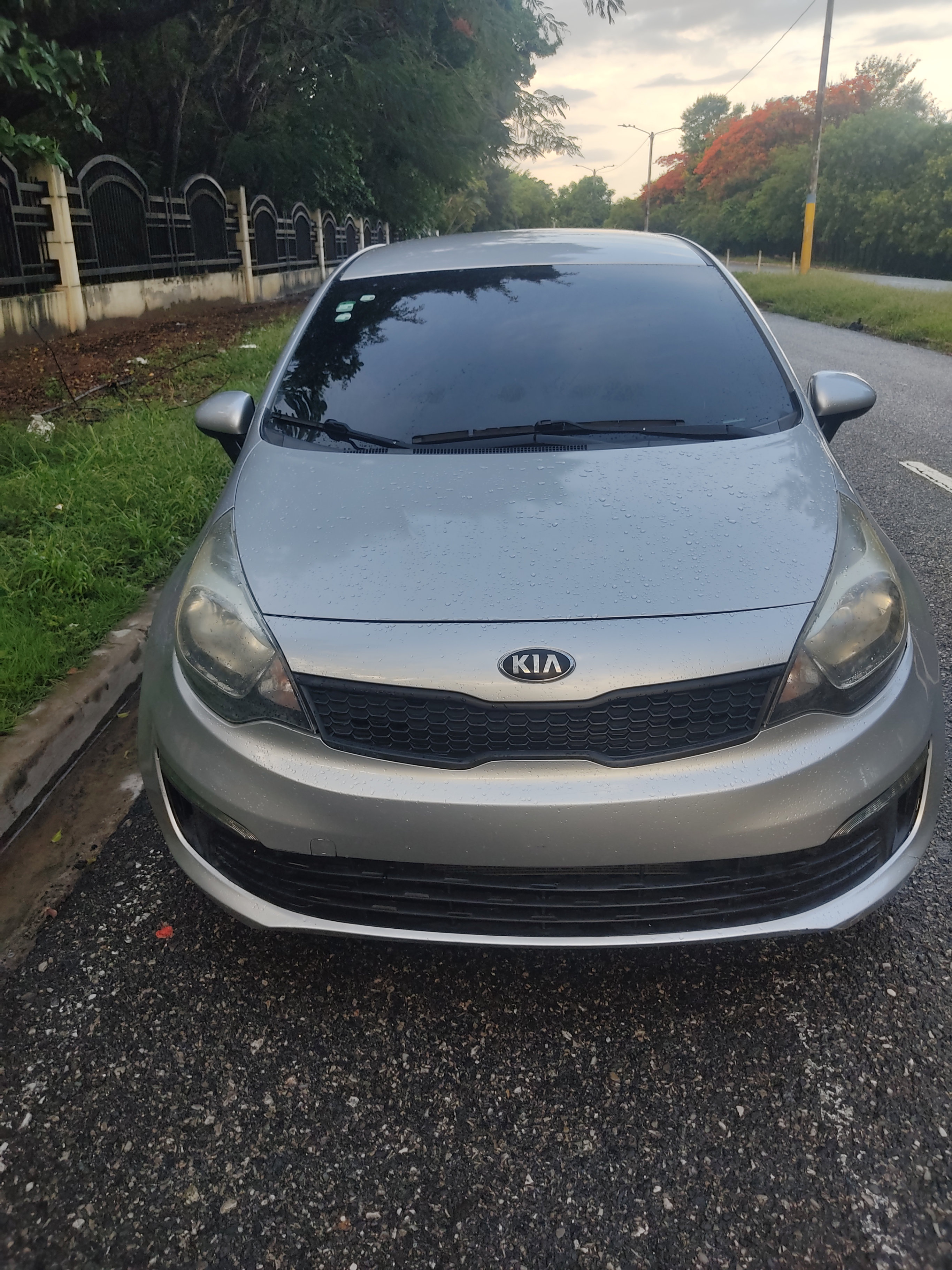 carros - vendo traspaso kia rio 2016 en  200 mil,,,  y paga 12,578 mensual  por 4 años 5