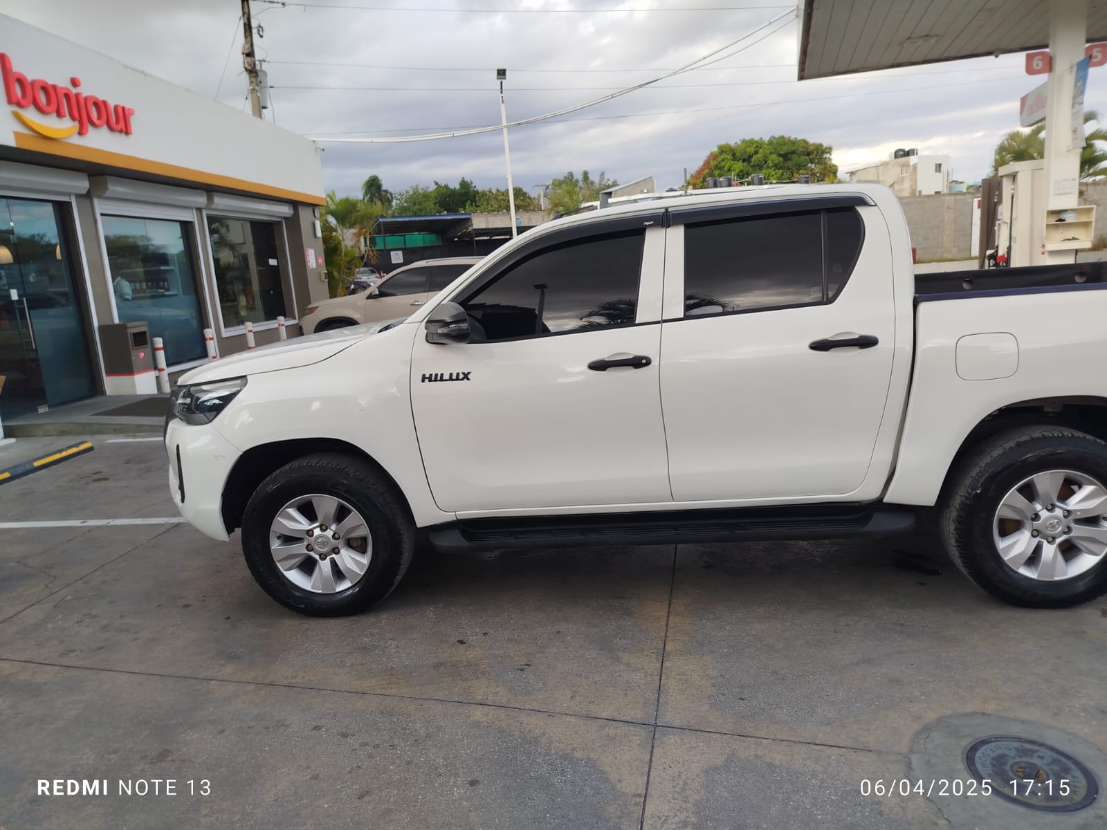 jeepetas y camionetas - Hilux Toyota , Es mecánica , costo 34 k dólares . 4