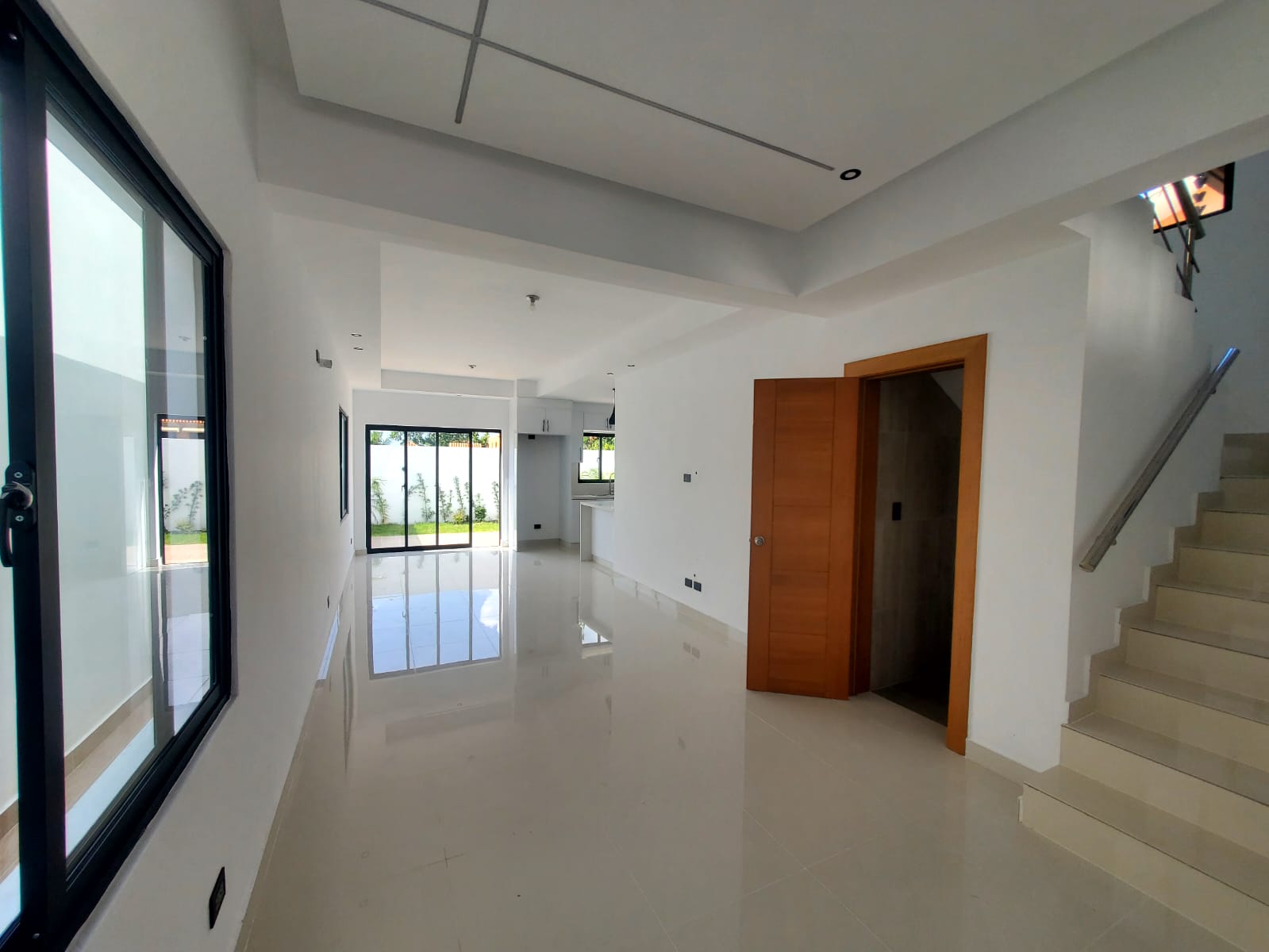 casas - Casa con marquesina para 4 vehículos  2