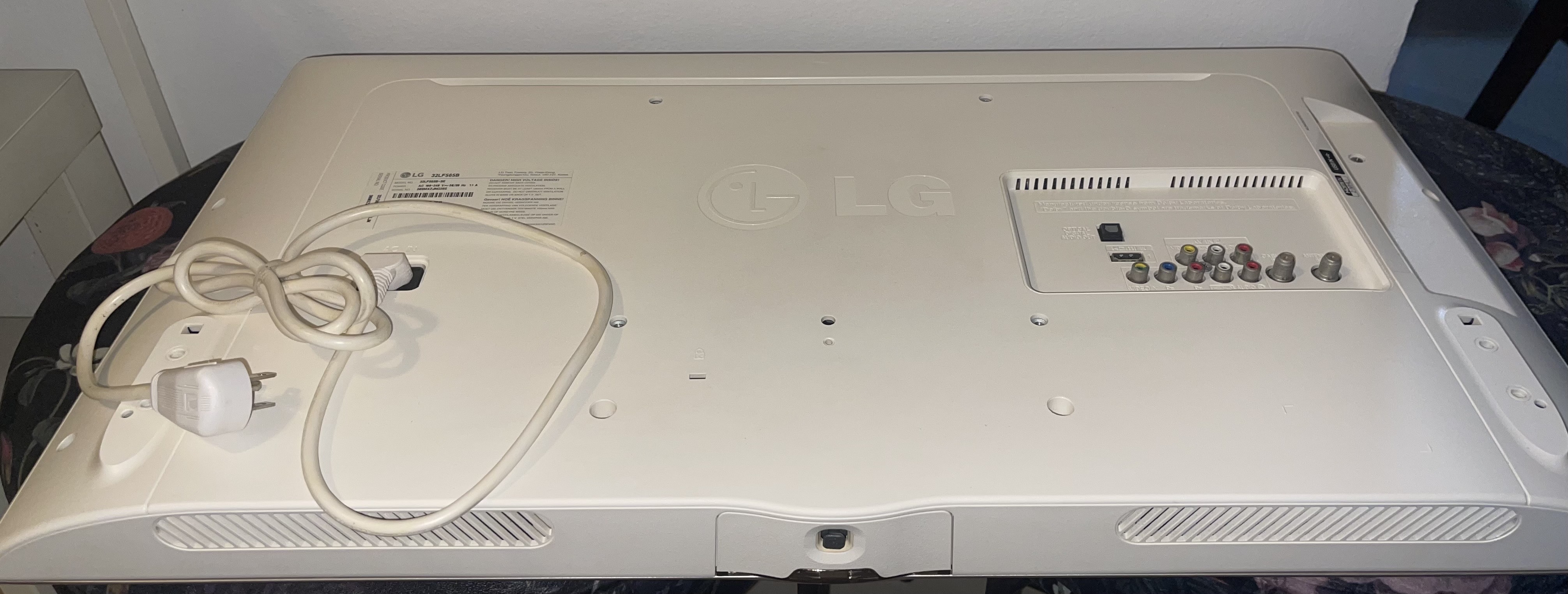 electrodomesticos - TV LG 32” (No Smart) con Base Pared 2