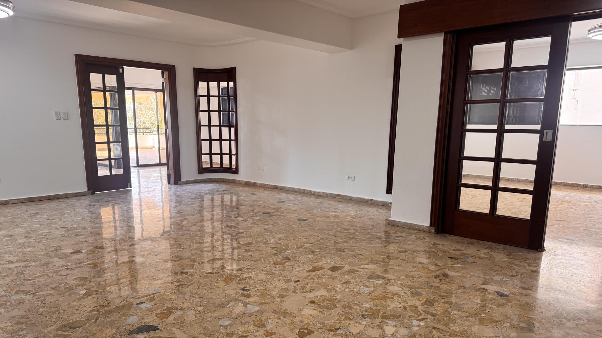 apartamentos - En alquiler, en Bella Vista, amplio y fresco apartamento de 3 habitaciones