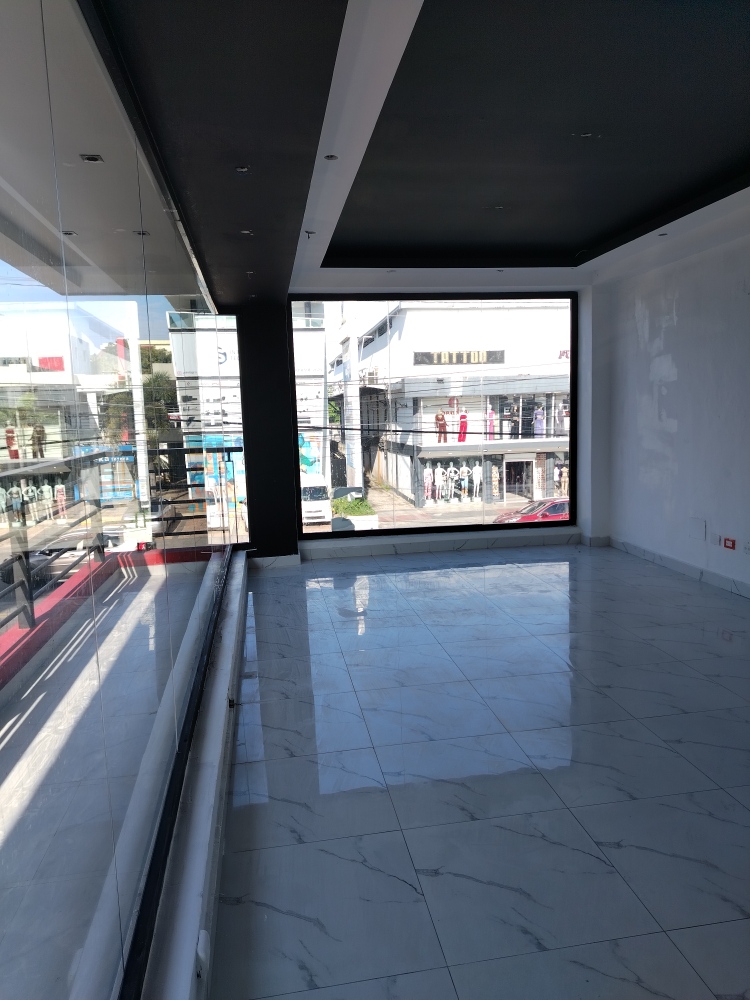 oficinas y locales comerciales - Alquiler local  Av. Venezuela Plaza Patrizo Santo Domingo Este Ens. Ozama 4