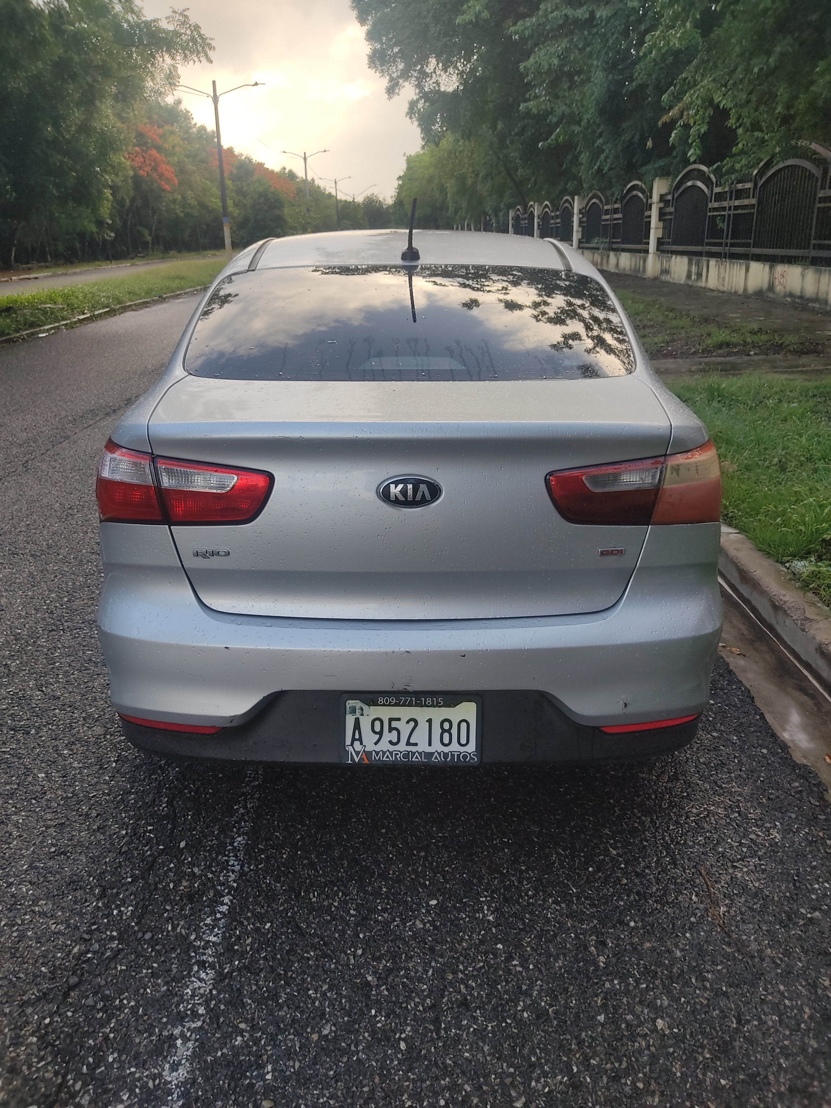 carros - vendo traspaso kia rio 2016 en  200 mil,,,  y paga 12,578 mensual  por 4 años 6