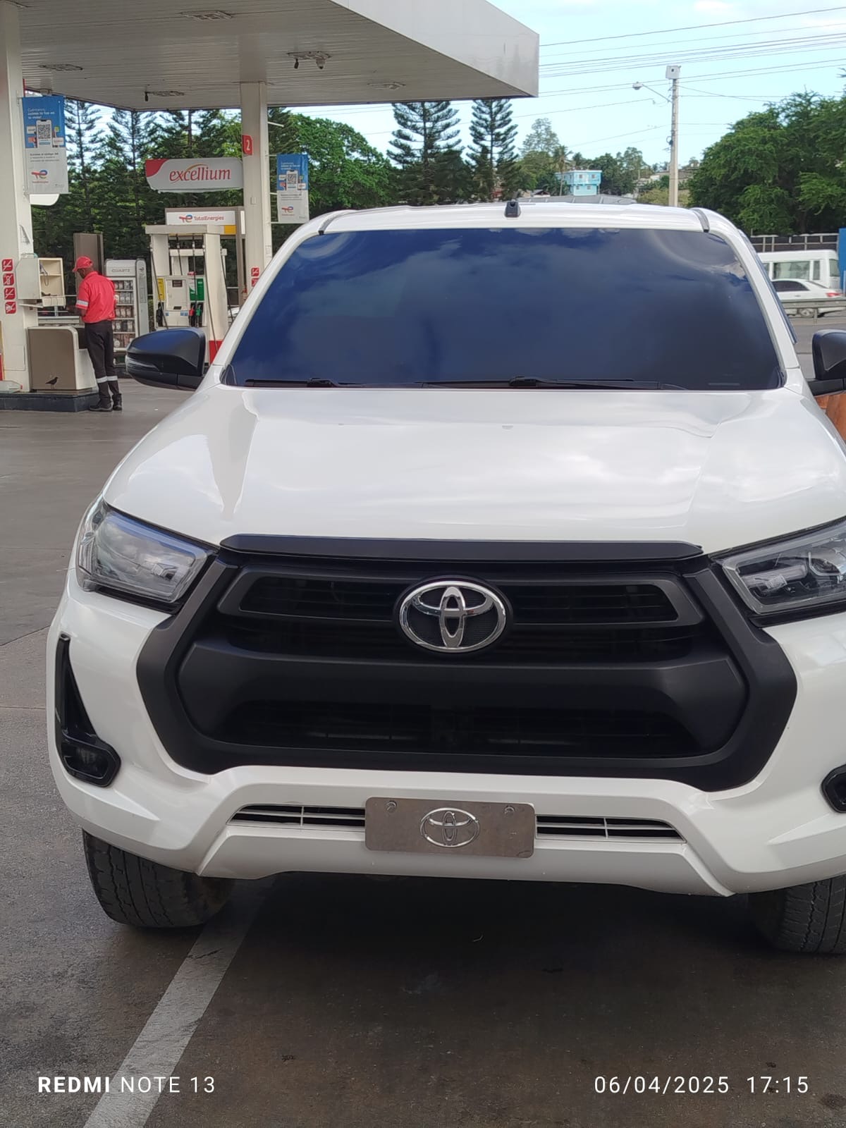 jeepetas y camionetas - Hilux Toyota , Es mecánica , costo 34 k dólares . 5