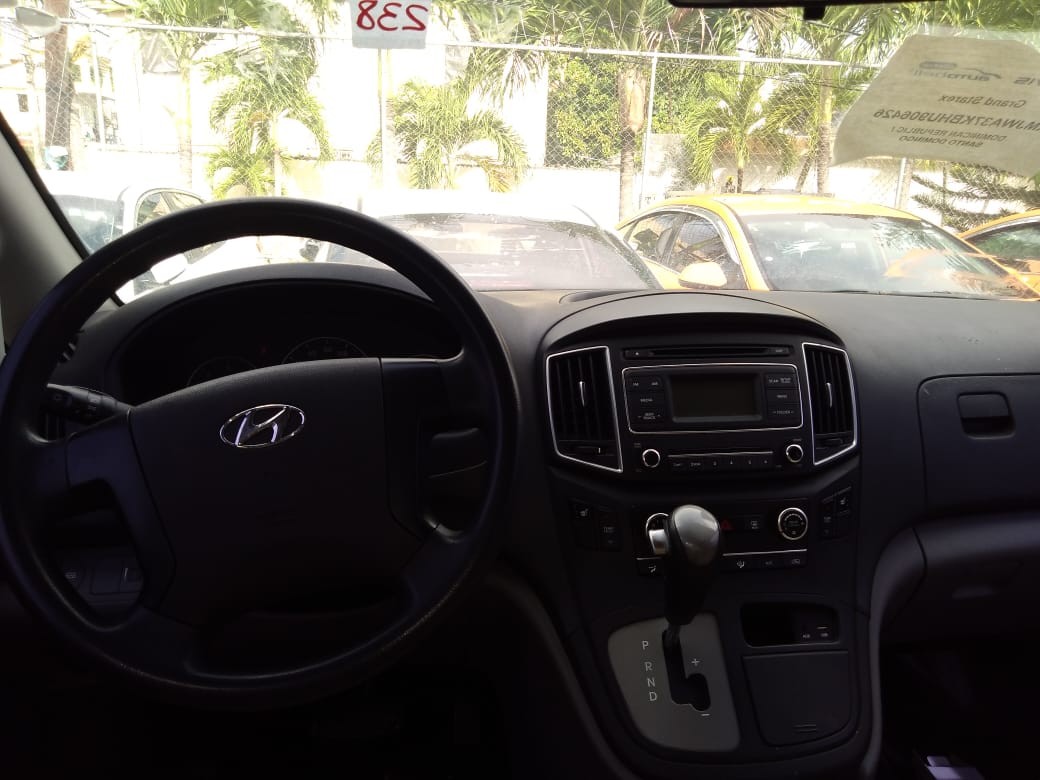 jeepetas y camionetas - HYUNDAI GRAND STAREX 2017 BLANCA 2