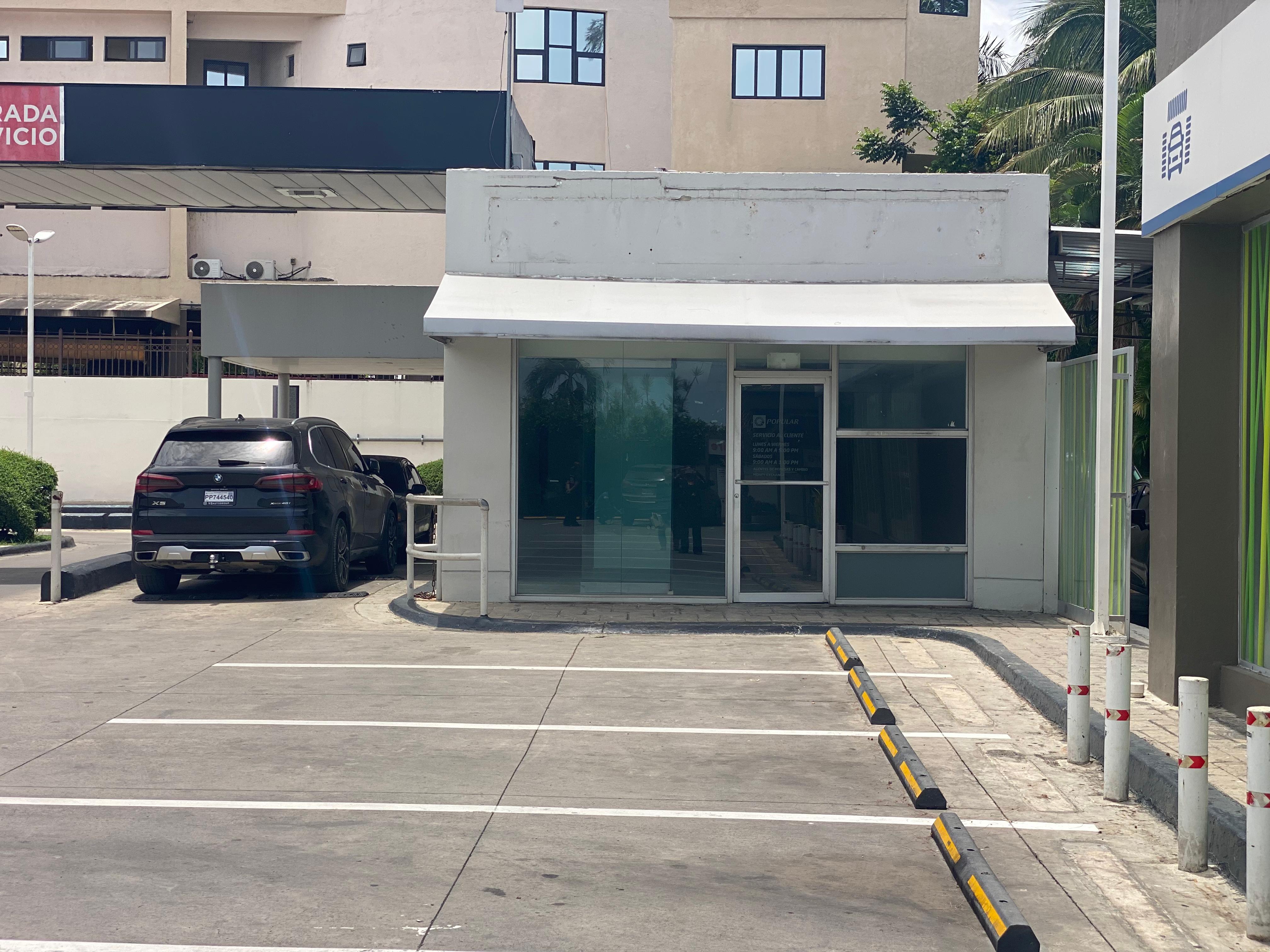 oficinas y locales comerciales - ALQUILER LOCAL COMERCIAL + DRIVE THRU AV. LUPERON  0