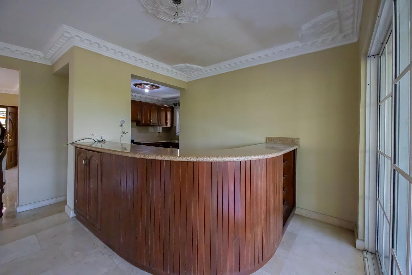 casas - Casa de oportunidad detrás de la embajada americana  8