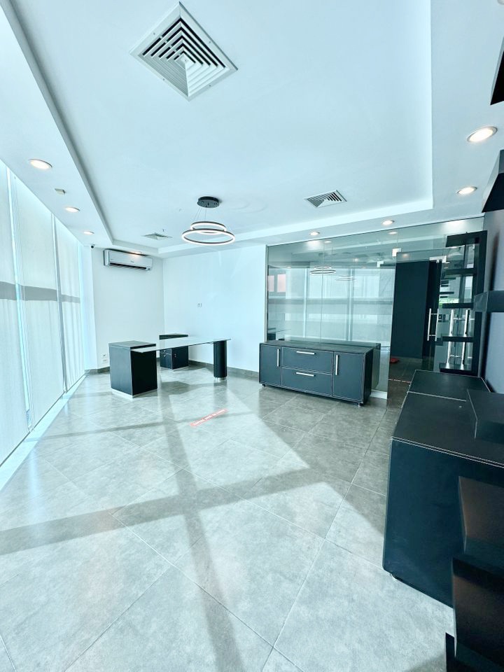 oficinas y locales comerciales - Local céntrico en ens Paraiso 1