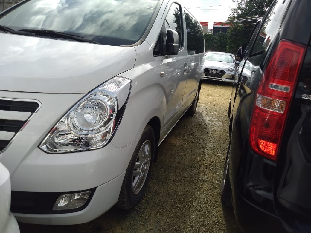 jeepetas y camionetas - HYUNDAI GRAND STAREX 2017 BLANCA 3