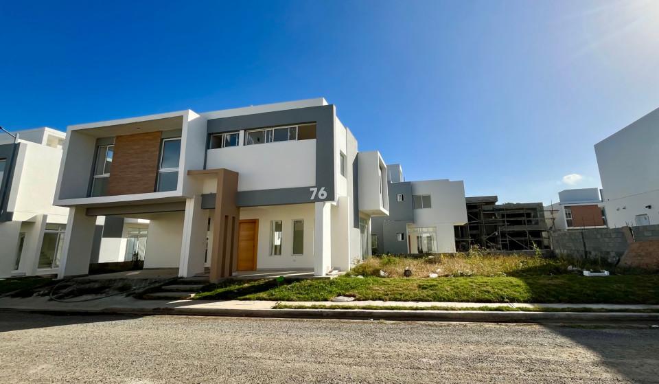 casas - Hermosa casa con patio adicional en Quistas Del Sur