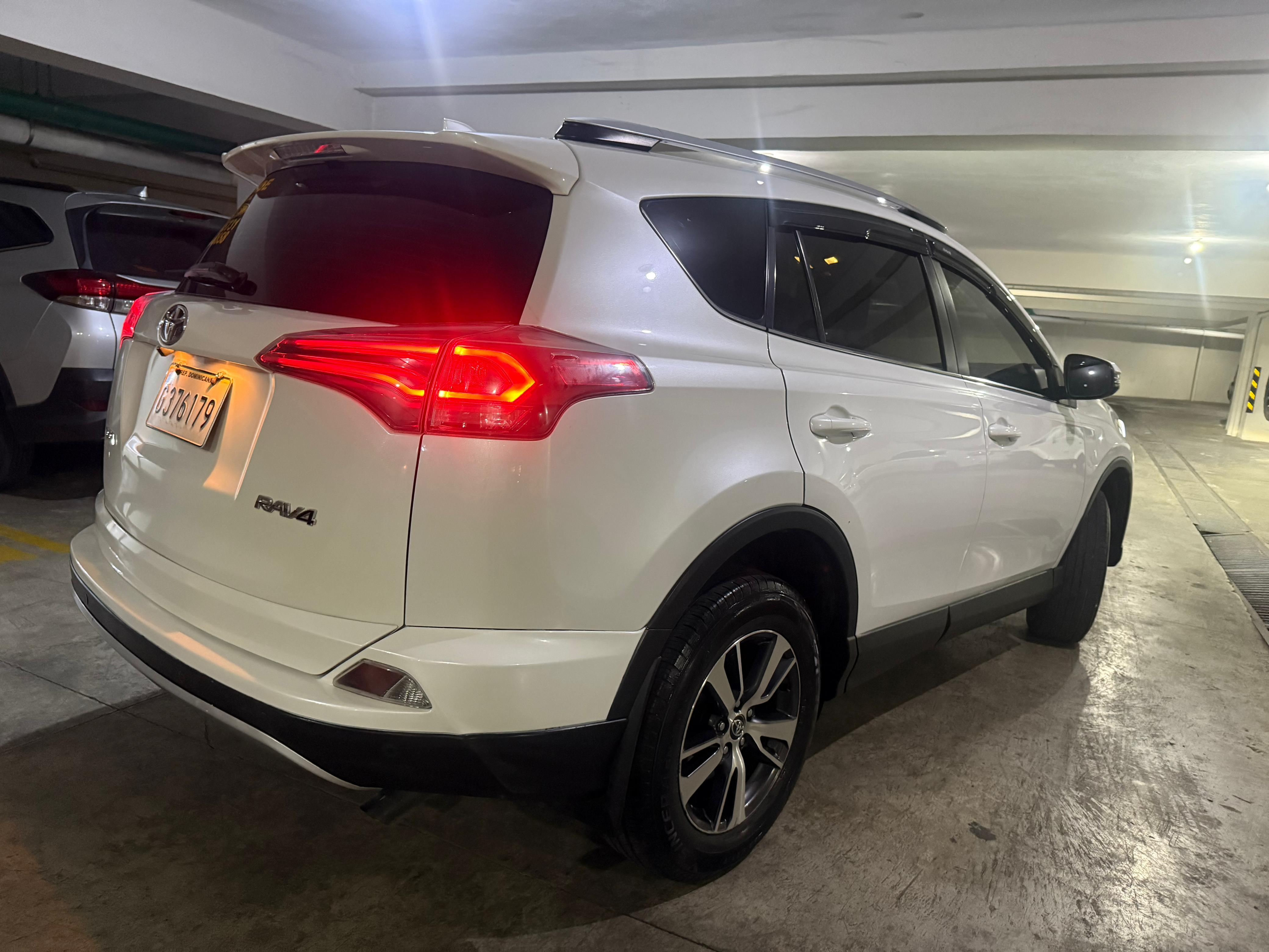 jeepetas y camionetas - RAV4 2016 disponible inmediata 
desea montarte aquí esta 
Dios los bendiga mas 0