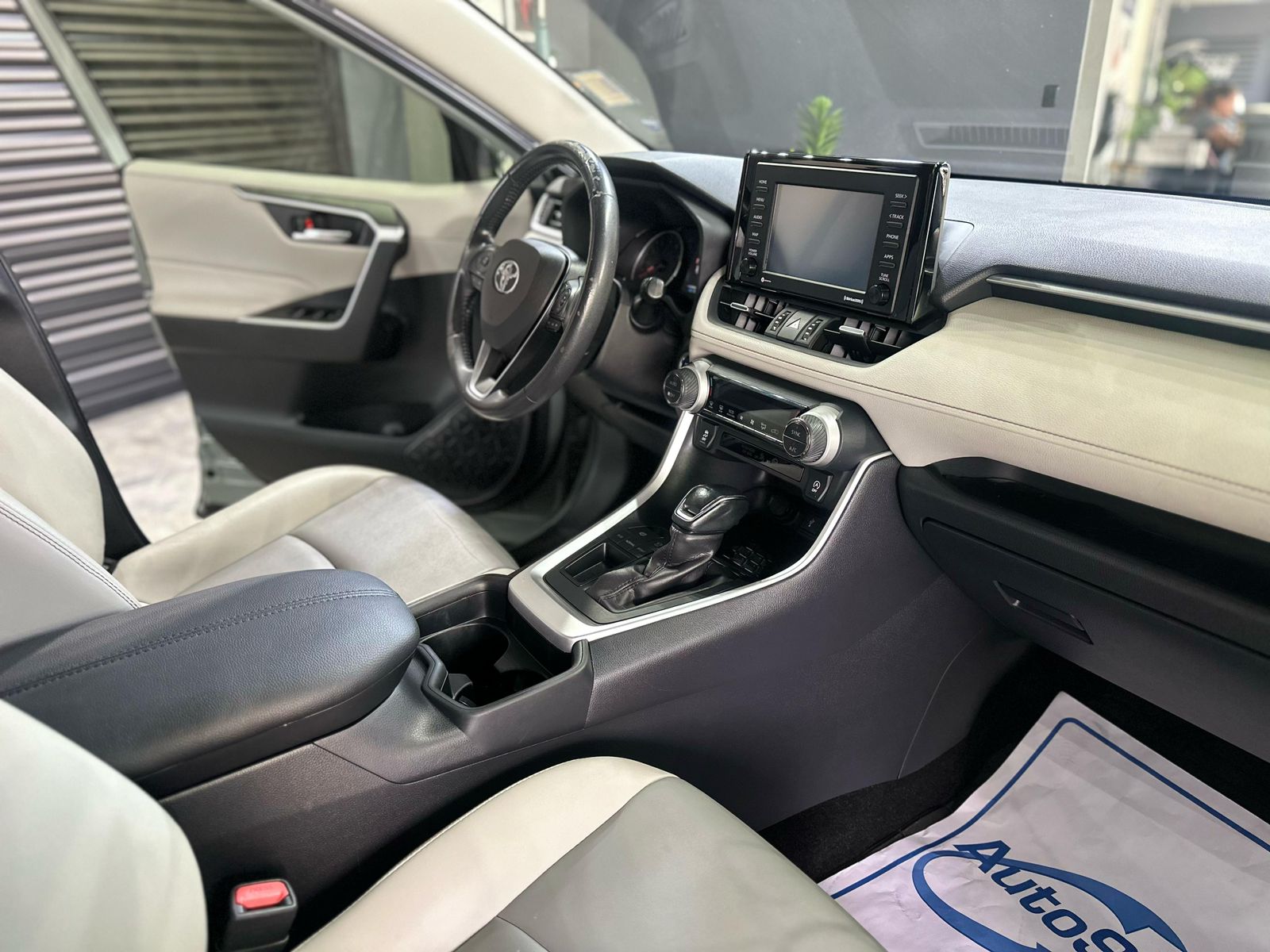 jeepetas y camionetas - Toyota Rav4 XLE 2020 Clean Carfax  9