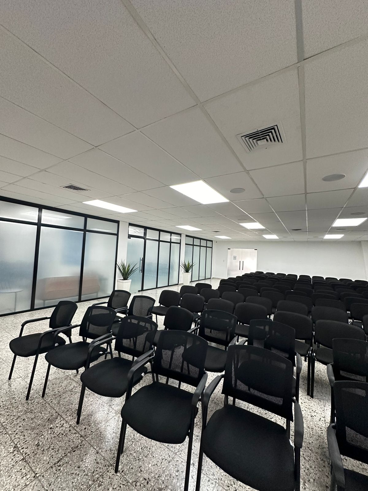 oficinas y locales comerciales - Local o edificio completo en renta av 27 de febrer 8
