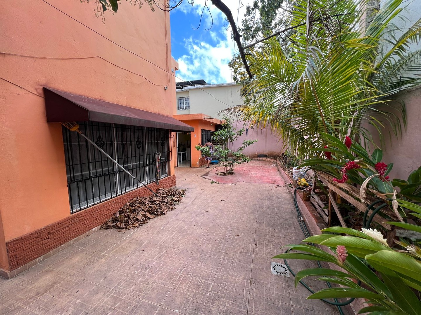 casas - Bonita Casa en venta 
Ubicada en el Res. Carmen María 
RD$ 12,900,000.00  7
