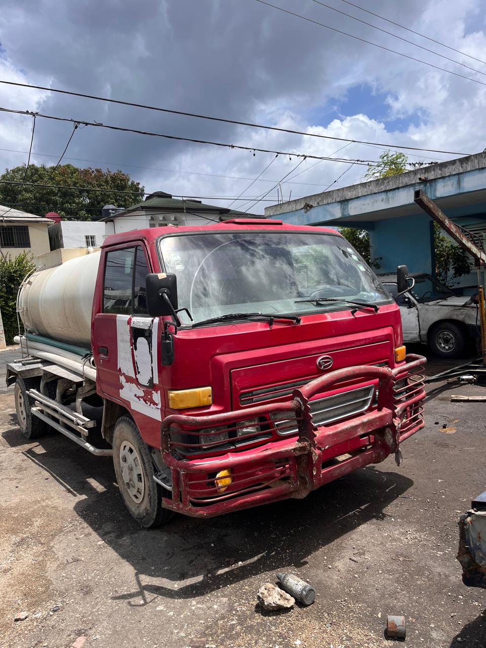 jeepetas y camionetas - VENTA DE CAMIÓN CON TANQUE DE AGUA 0