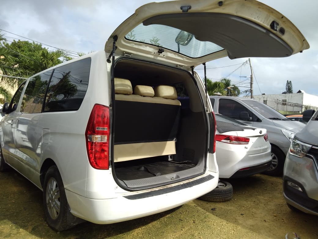jeepetas y camionetas - HYUNDAI GRAND STAREX 2017 BLANCA 4