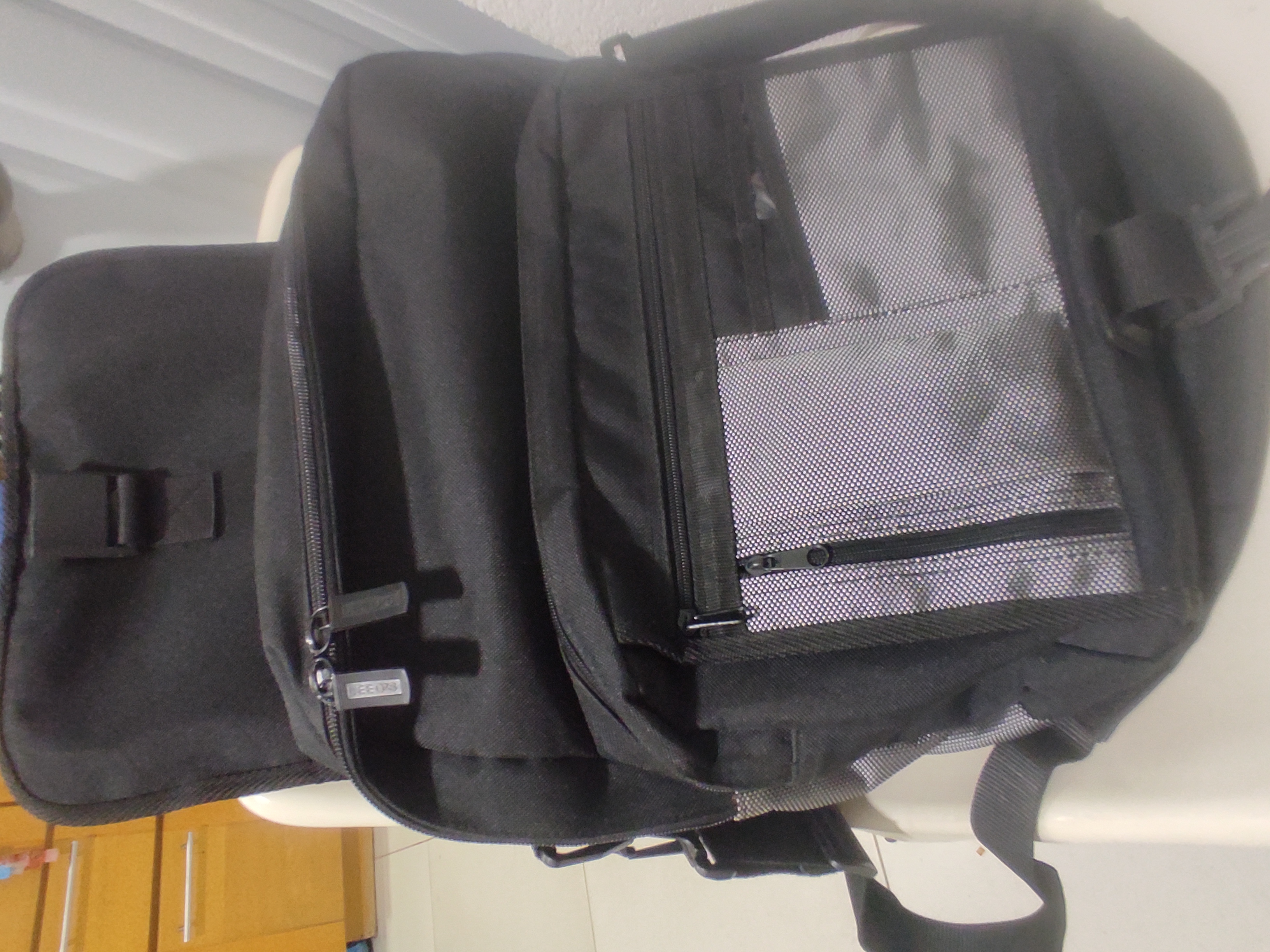 carteras y maletas - Bulto robusto para laptop grande  + 11 bolsillos (NEGOCIABLE) 4