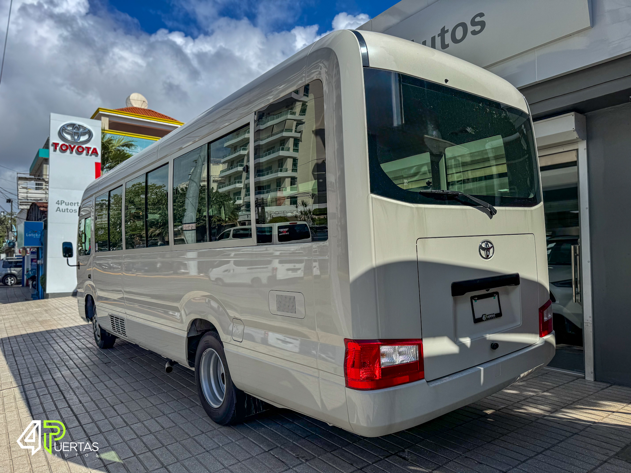 camiones y vehiculos pesados - TOYOTA COASTER 30 PASAJEROS 2