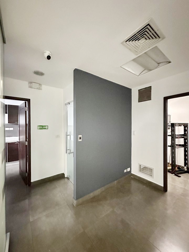 oficinas y locales comerciales - Local céntrico en ens Paraiso 3