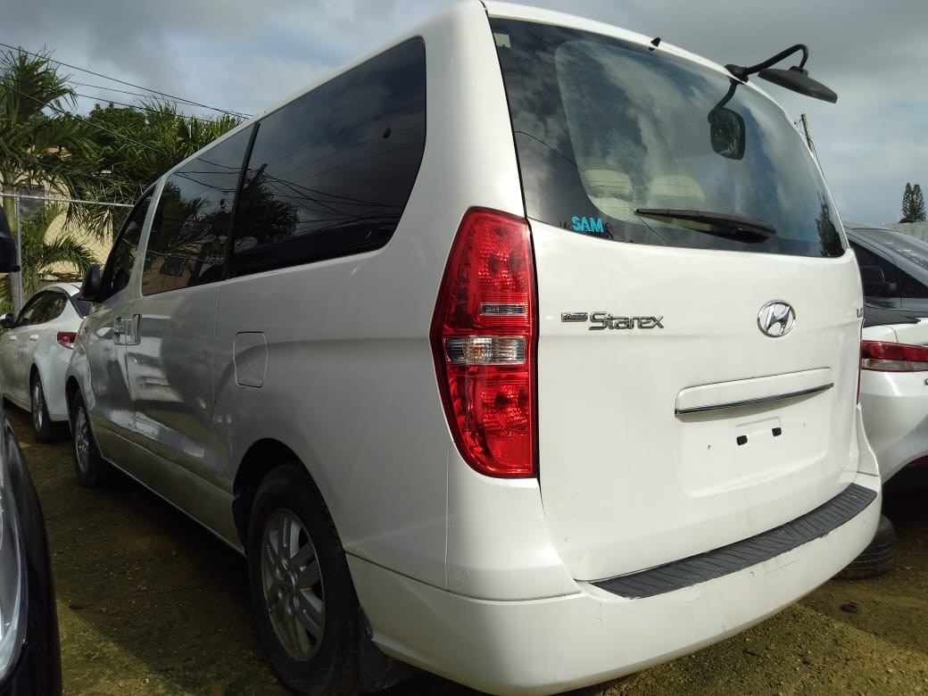 jeepetas y camionetas - HYUNDAI GRAND STAREX 2017 BLANCA 5