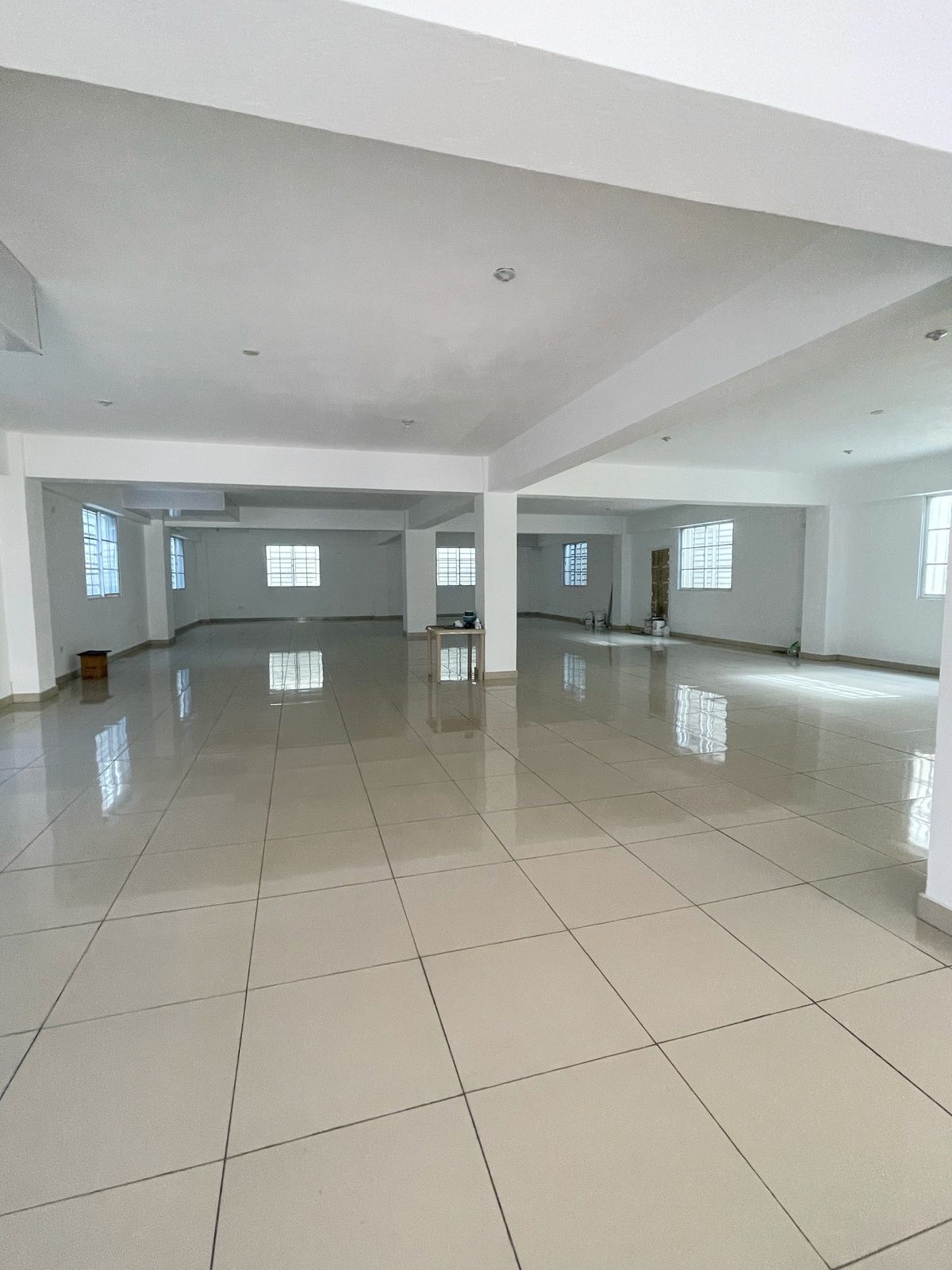 oficinas y locales comerciales - Local amplio en ensanche ozama 1