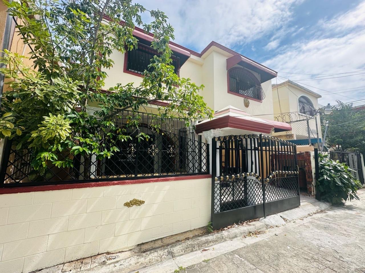 casas - vendo casa por motivo de viajes tienes todo sus papeles al día y su título  1