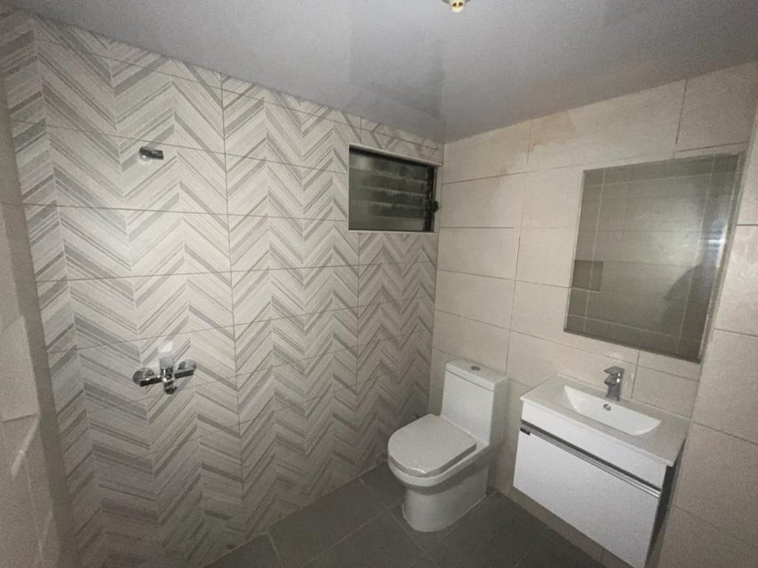 apartamentos - Apartamento en alquiler #24-574 Evaristo Morales, piso medio, con ascensor.  3
