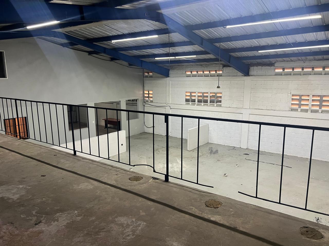 oficinas y locales comerciales - Nave Industrial Estratégicamente Ubicada  0