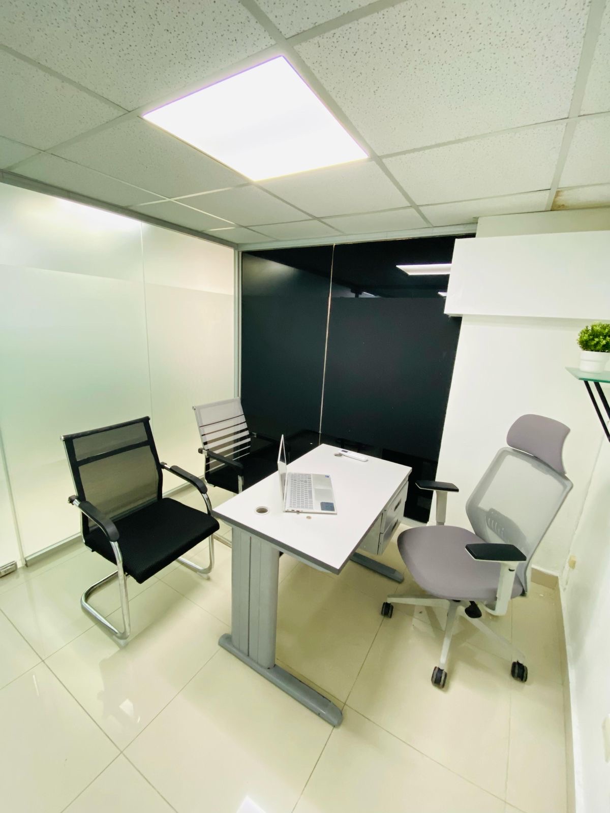 oficinas y locales comerciales - MODERNOS LOCALES PARA OFICINA EN EL CENTRO EL CENTRO DE GAZCUE, 