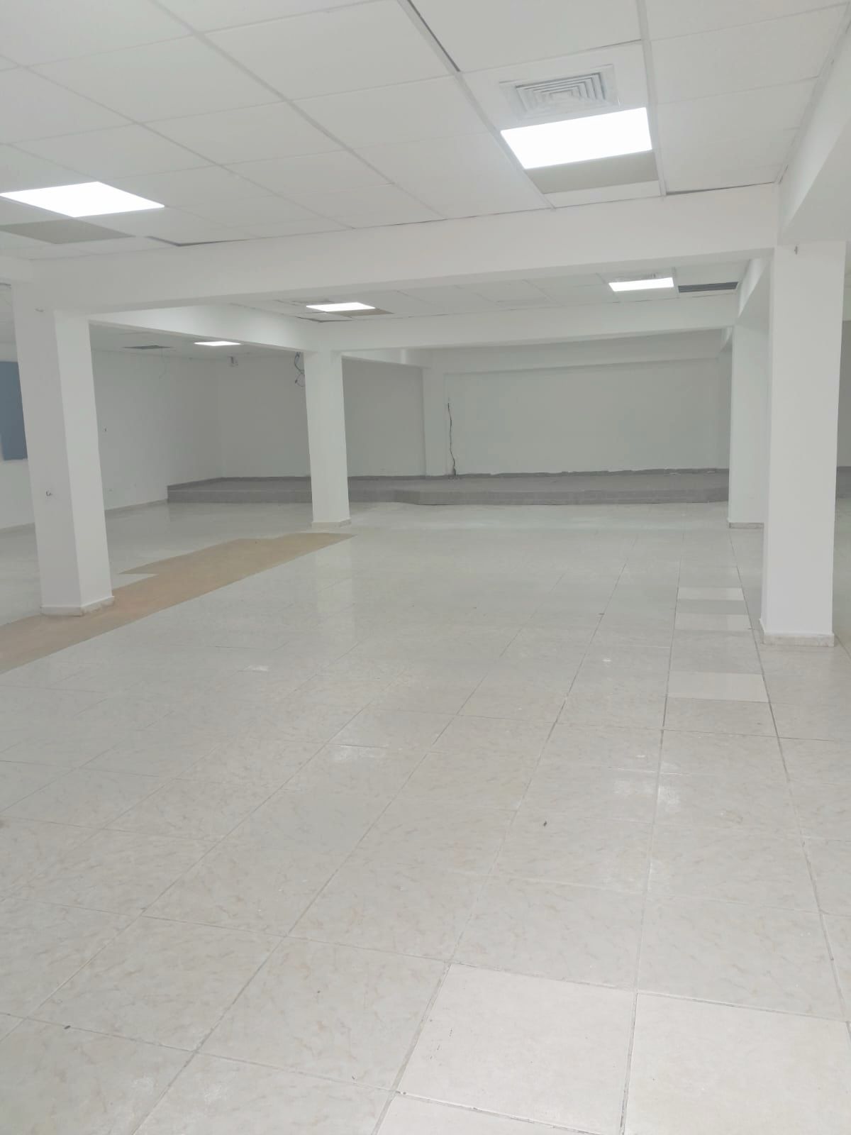 oficinas y locales comerciales - Local céntrico en Evaristo morales  5