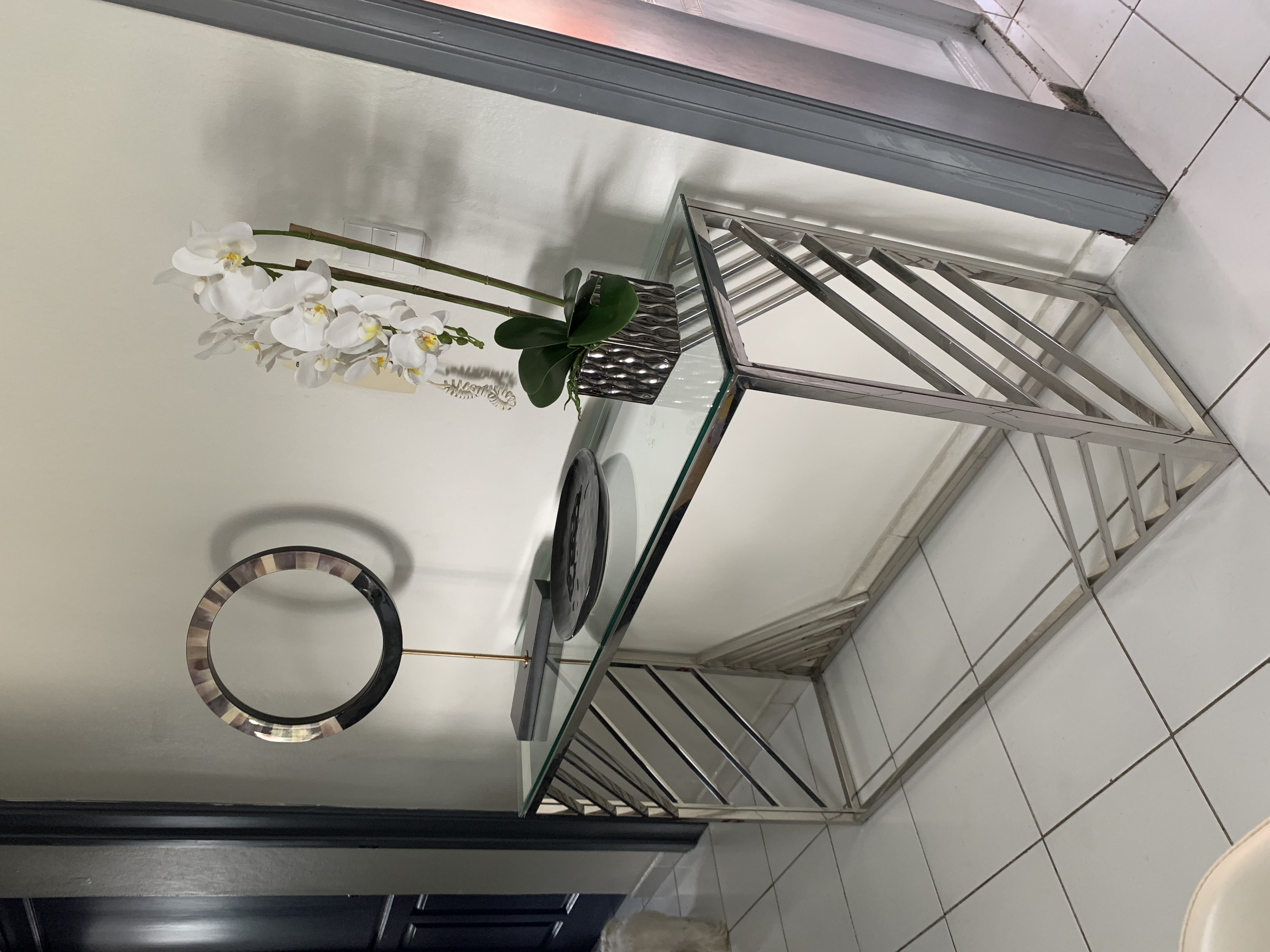 muebles y colchones - Repisa en metal y tope de cristal. 