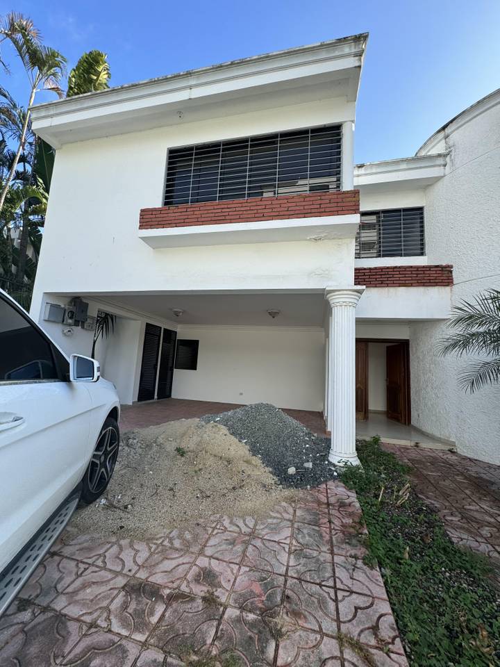 casas - Casa en alquiler en Los Cacicazgos de 4 habitacion