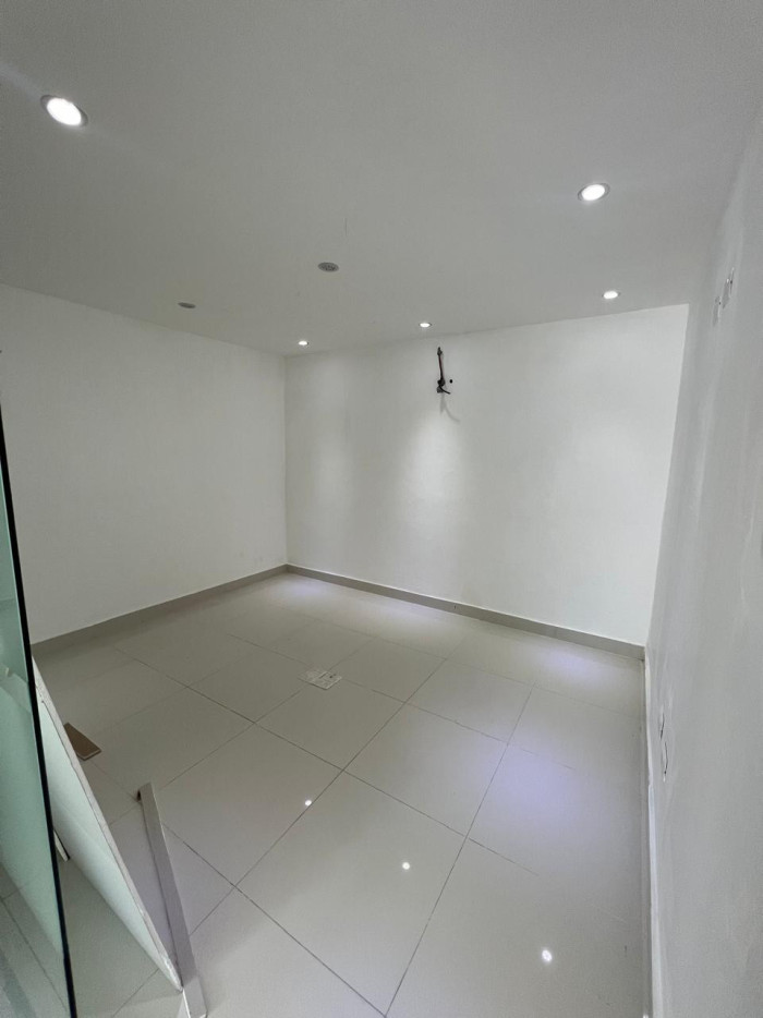 oficinas y locales comerciales - Local comercial 60 metros 3 espacios 3 parqueos  2