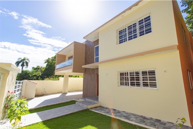 casas - Venta de casa en arroyo hondo 3 con piscina 694mts Distrito Nacional 7