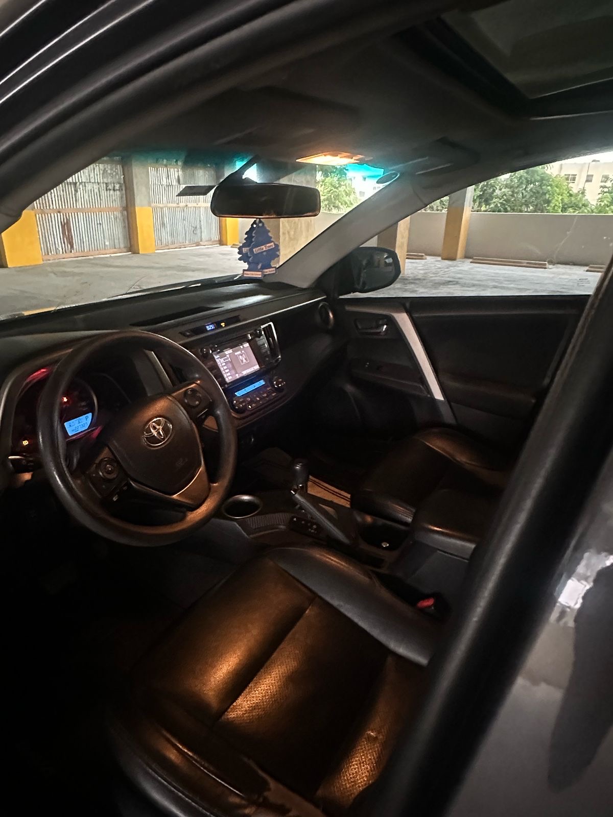 jeepetas y camionetas - Toyota RAV4  XLE 2015- Version Americana Negociable INFO - (829) 644-5048 1