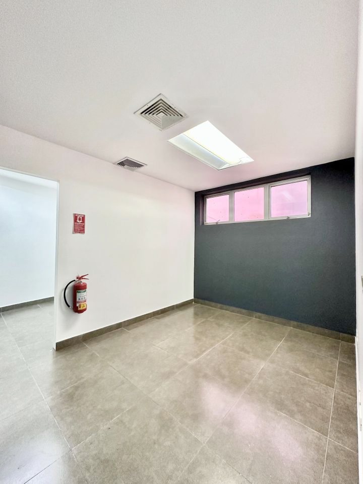 oficinas y locales comerciales - Local céntrico en ens Paraiso 4