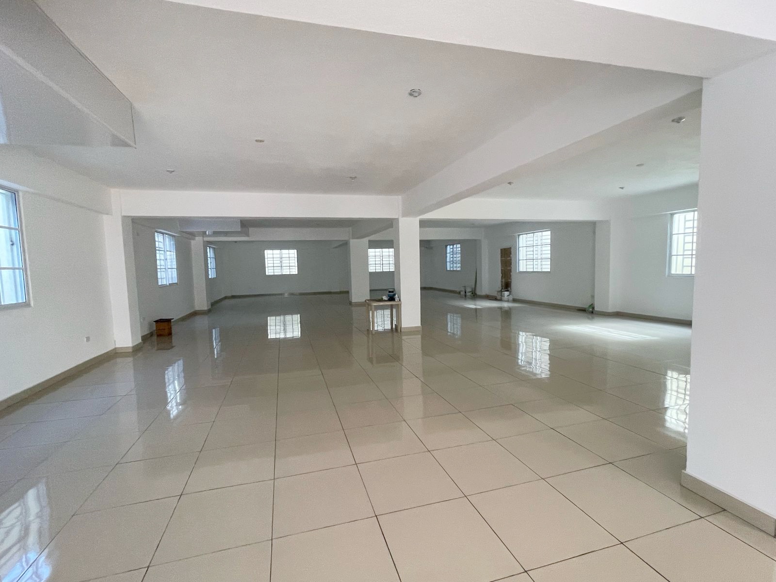 oficinas y locales comerciales - Local amplio en ensanche ozama 2