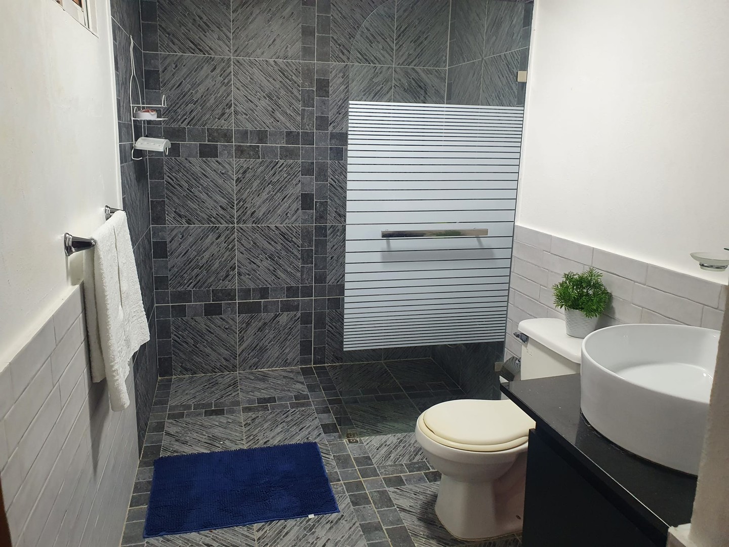 casas vacacionales y villas - Alquiler Villa Amueblada de 3 Habitaciones con Piscina, Los Róbalos, Samaná 6